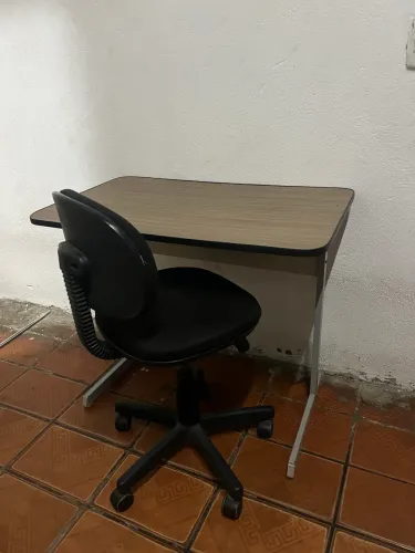 Cadeira de escritório e Escrivaninha.