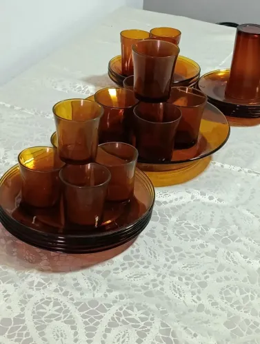 Conjunto de pratos e copos ambar