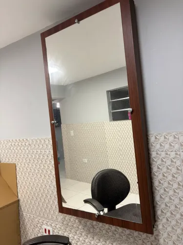 Espelho com armário atrás 