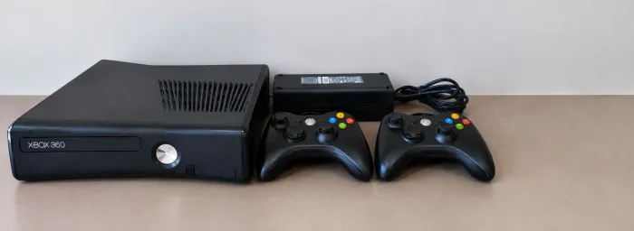 Xbox 360 slim , usado quase novo ,pega perfeitamente