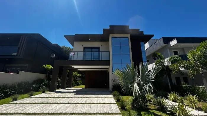 Casa de alto padrão com 4 dormitórios + quintal em Condomínio no Rio Vermelho!