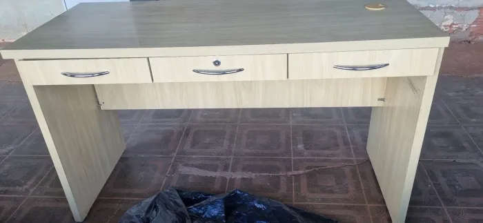 Escrivaninha e mesa