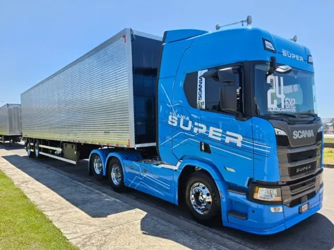 Scania R460 6x2 Super Ano 24 197mil km + Baú 2 Eixos 0km 30 plts 15.40 x 2.90 c/pneu