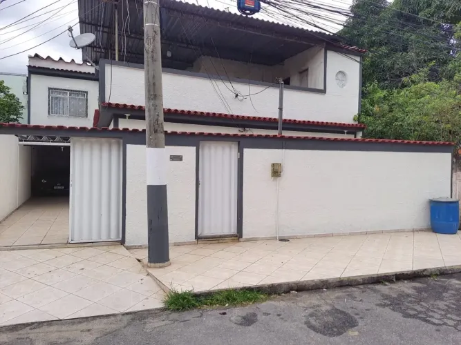 Casa Frente de Rua e Independente 4 Quartos (3 Suítes), 2 Salas, Bela Piscina e 3 Vagas Ac