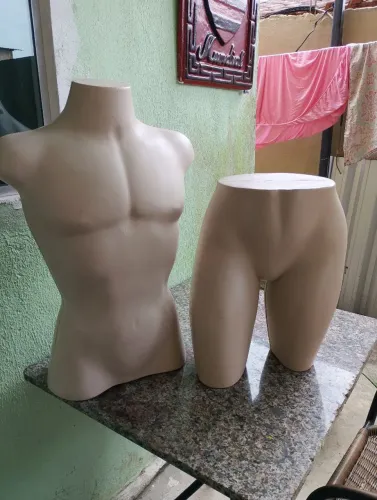 Vendo esses três manequins .