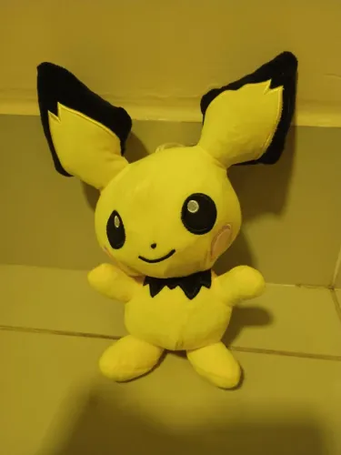 Boneco de pelucia pichu pokemon 17cm