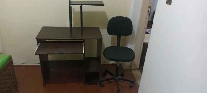 Cadeira giratória semi nova excelente estado confortável