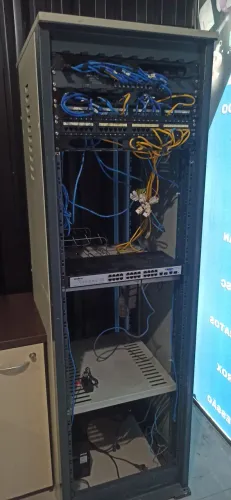 Rack para servidor , com Switch 24 portas, 2 Pach Panel CAT5E e um Switch Intelbras 