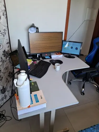 Vende-se linda e nova mesa de escritório cinza.