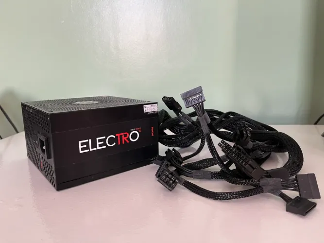 Fonte Gamer PCYES Electro V2 550W 80 Plus Bronze - Ótimo estado