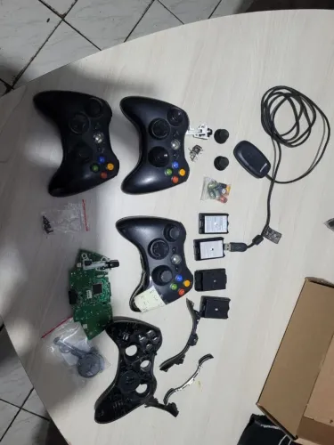 Lote com 1 dongle original e 4 controles de Xbox 360 - 2 com drift 2 não ligam