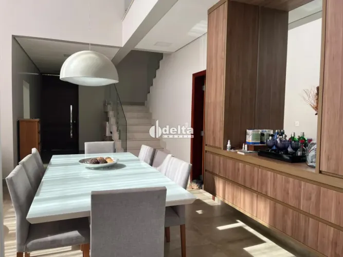 Casa residencial em condomínio disponível para venda no bairro Jardim Sul em Uberlândia-MG