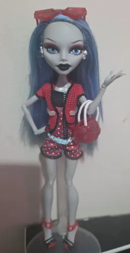 Ghoulia Gloom beach
