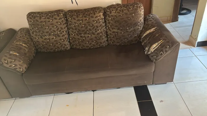 Vendo esses dois sofás. A madeira não está quebrada,só está rasgado nos braços do sofá 