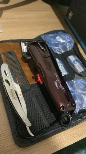 Máquina de cortar cabelo com kit tesoura e navalha
