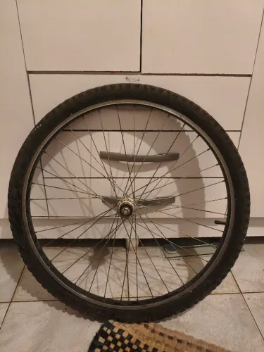 Vendo roda aro 26 completa com cubo e câmera 