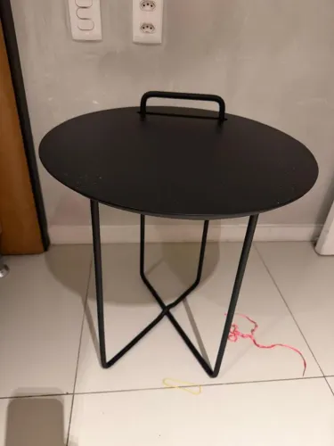 mesa lateral redonda preta com alça superior