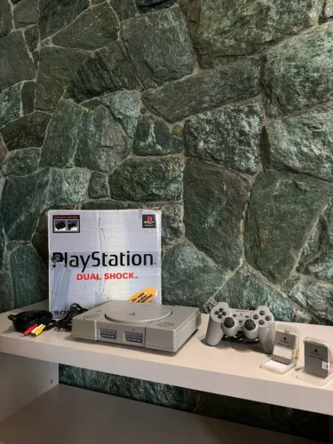 PlayStation 1 Fat Original (Com Caixa, Comando e Memory Cards)
