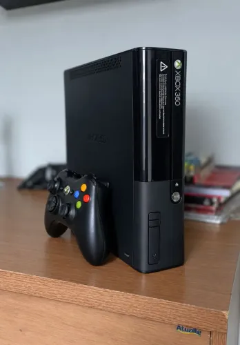 Xbox 360 SuperSlim preto 1 controle com Kinect + jogos