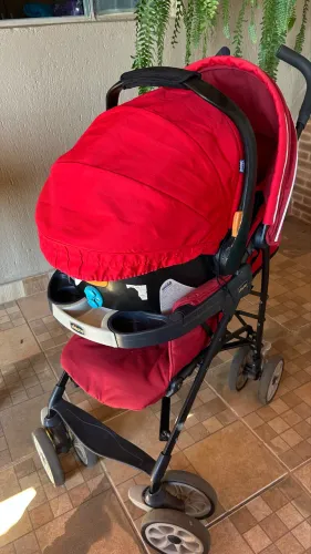 Bebê conforto , carrinho de passeio e base para o bebê conforto