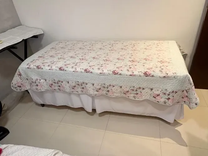 cama box solteiro com colchão Bergamo Grand Hotel em bom estado de conservação.