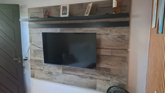 painel de televisão com prateleira 