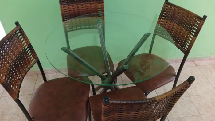 Vende se mesa com 4 cadeira wafrai mesa