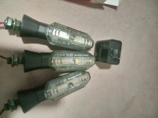 Vendo 03 pisca de LED 02 Buzina e Relé Tudo por 50 reais testo os pisca na hora da entre
