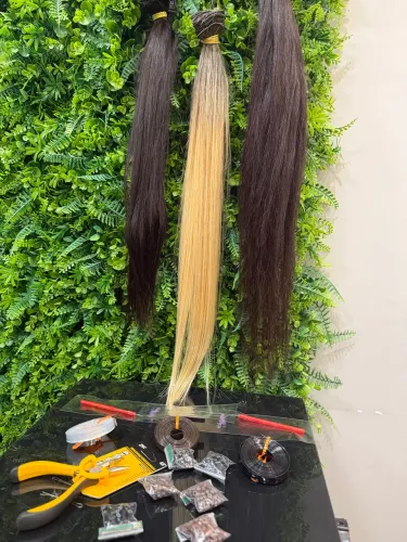 Mega hair e acessórios para colocação.