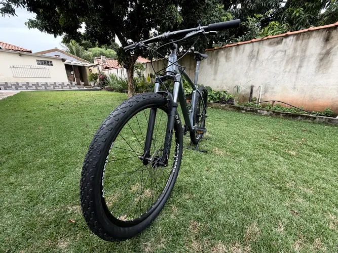 Bike Oggi 7.5 Cinza c/ Laranja fechada Sram e câmbio eletrônico Sram AXS