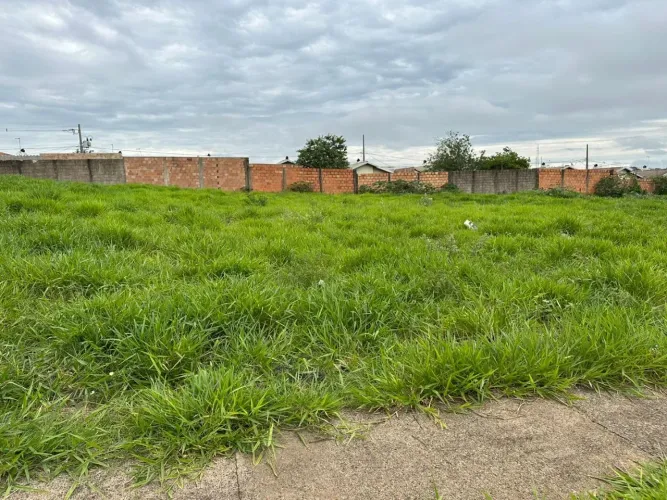 Terreno à venda no bairro Residencial Pequis em Uberlândia