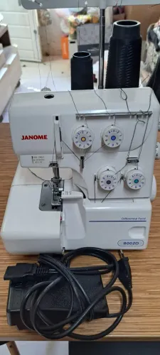 MÁQUINA DE COSTURA OVERLOCK JANOME 8002D SEMINOVA