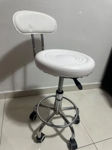 Cadeira Mocho Branca com Base Cromada e Apoio para os Pés