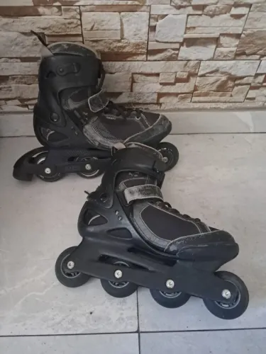 Patins in-line pretos da marca Oxelo, modelo Active Fit 3.