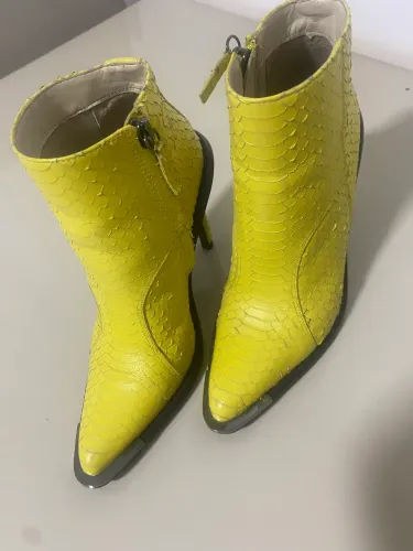 Bota Animale em couro, amarelo neon, em excelente estado de conservação.