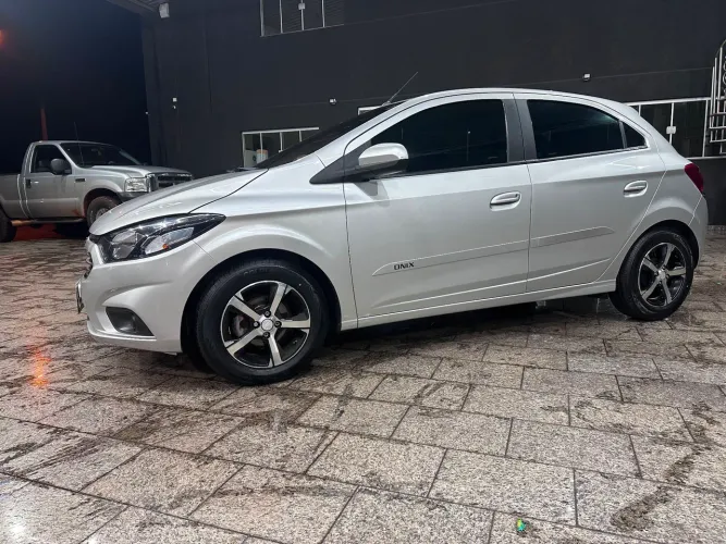 Chevrolet Onix Hatch LT 1.4 8V Flex Mec. 4P 2018