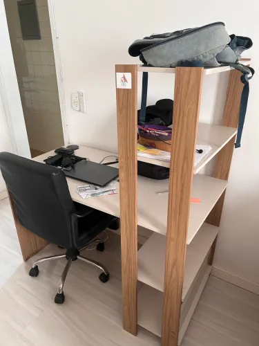 Escrivaninha com estante