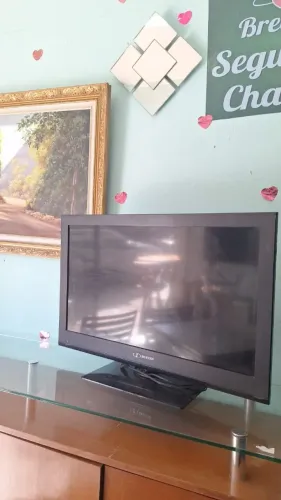 Televisão de 32 polegadas. 