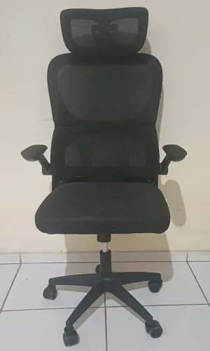 Cadeira ergonômica preta