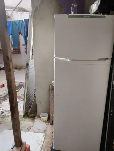 Vende se uma geladeira usada
