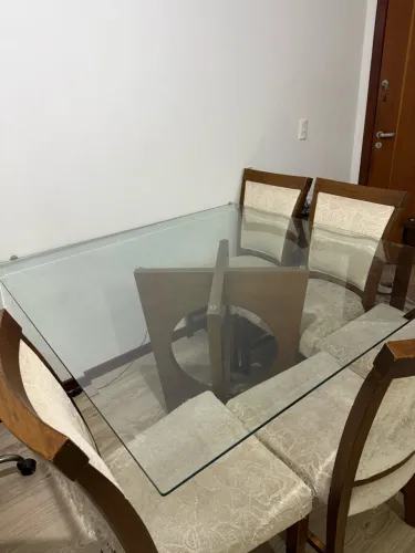 Vendo mesa de jantar com tampo de vidro 1,40x1,40