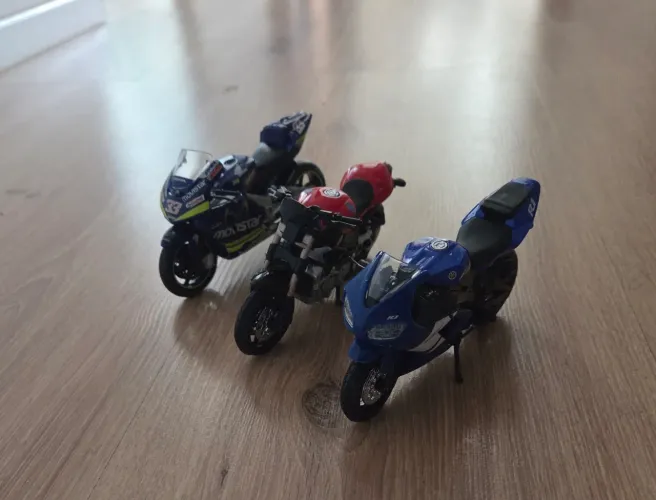 Colecão 3 Miniaturas de Motos (MotoGP e Superesportivas)