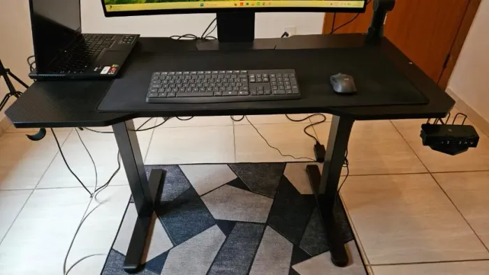 Mesa de escritório com regulagem de altura elétrica