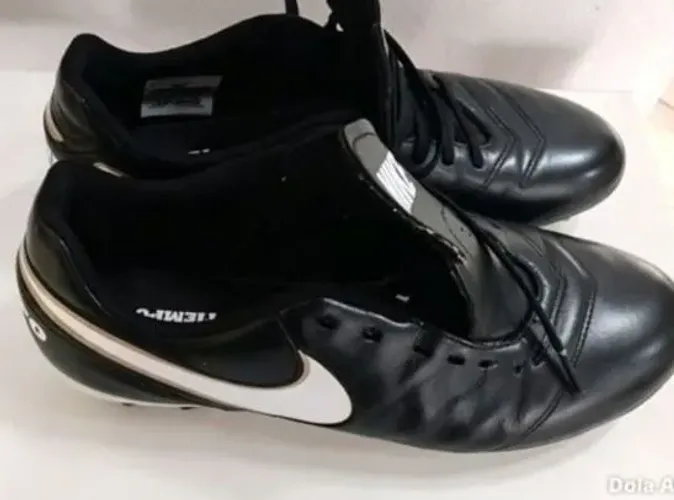 Chuteira Nike tiempo cravo tamanho 35