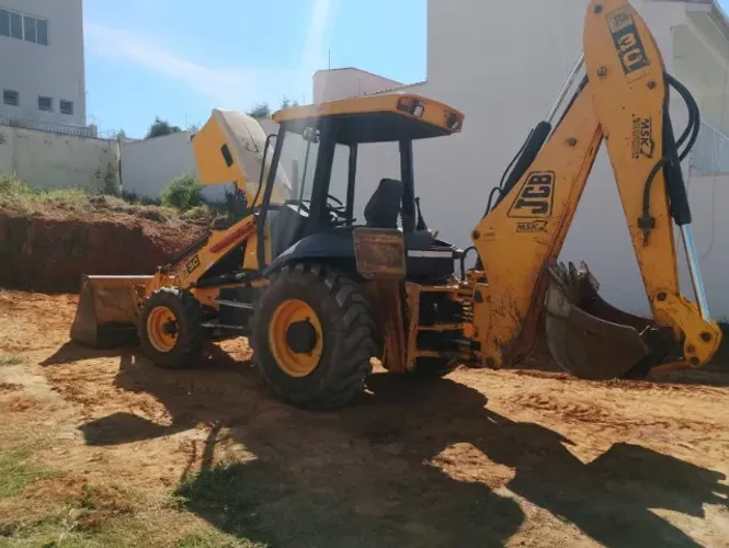 Retroescavadeira JCB 4x2 semi nova