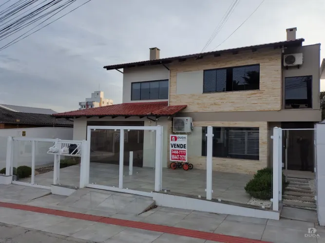 Imponente Casa à Venda no Centro de Içara
