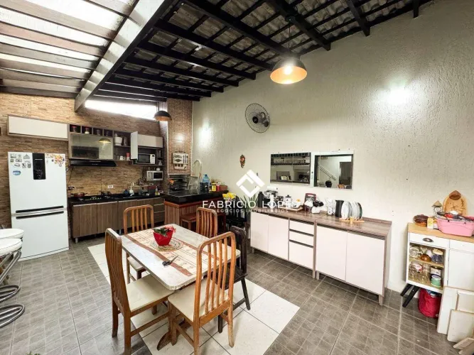 Linda Casa para venda no Jardim Santa Maria em condomínio fechado!