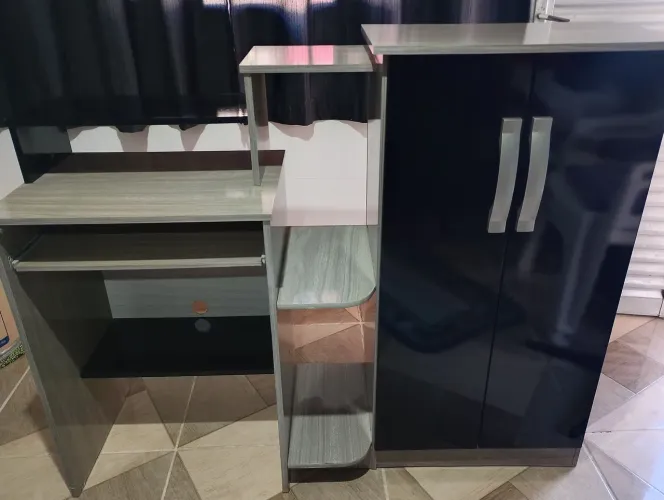 mesa de computador com Sapateira
