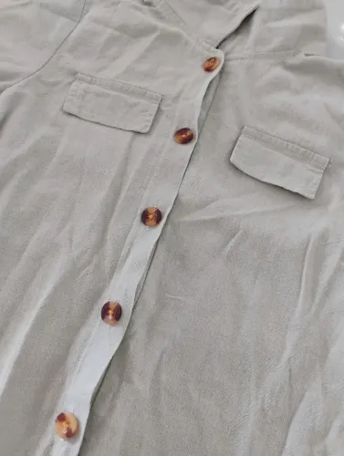 Macacão detalhe da aba botão frontal