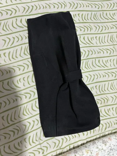 Top preto de laço